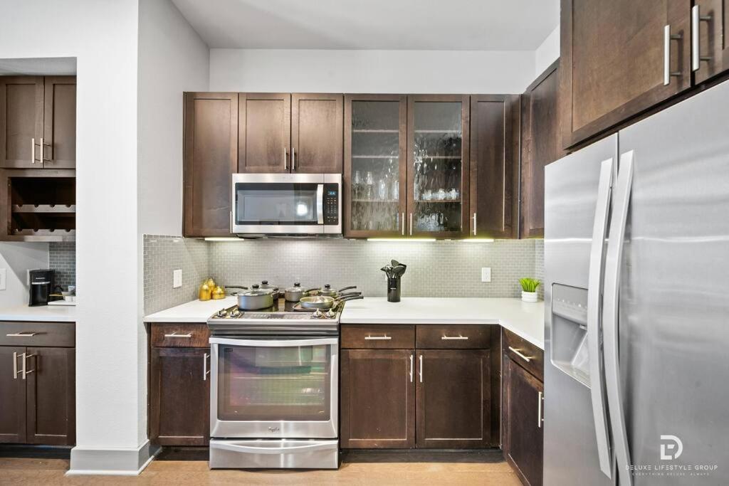 Downtown Houston Deluxe King Suite With Spa Amenities, Pool And Free Parking Exterior foto