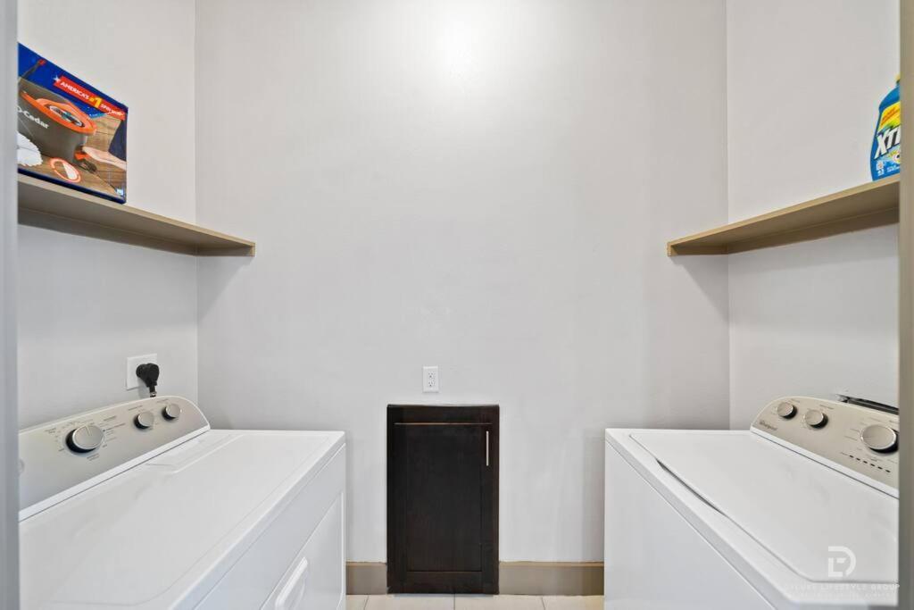 Downtown Houston Deluxe King Suite With Spa Amenities, Pool And Free Parking Exterior foto