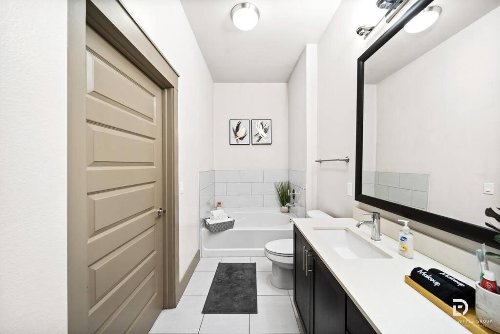 Downtown Houston Deluxe King Suite With Spa Amenities, Pool And Free Parking Exterior foto